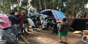 Trasladan entre protestas a casi 300 venezolanos acampados en Bogotá