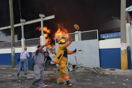 Explosión en fábrica de plástico