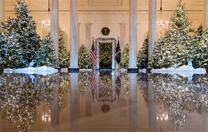 El vestíbulo principal decorado con el tema de 'El Cascanueces' en la Casa Blanca.