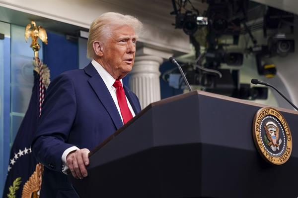 El presidente de EE. UU., Donald Trump, ofrece una conferencia de prensa convocada en respuesta a la colisión fatal de un avión de pasajeros y un helicóptero militar de EE. UU. la noche pasada, en la Casa Blanca en Washington, DC, EE. UU., 30 de enero de 2025. 