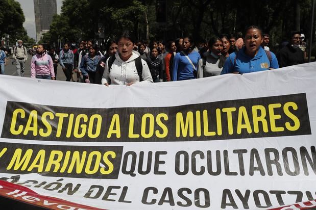 Estudiantes, activistas y familiares de los 43 jóvenes desaparecidos de Ayotzinapa, protestan este jueves, en las principales avenidas de la Ciudad de México, México.