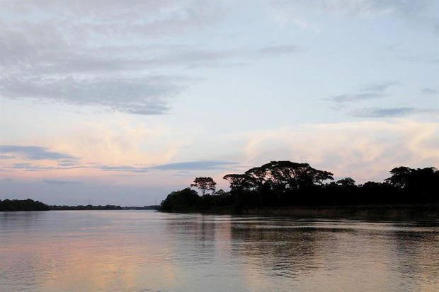 Vista del río Guayabero antes de su confluencia con el Río Ariari, en San José del Guaviare, Colombia.