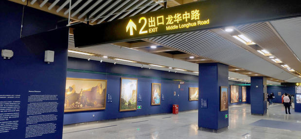 Vista de la exposición, con reproducciones del Museo del Prado, en una estación de metro de Shanghái, este sábado.