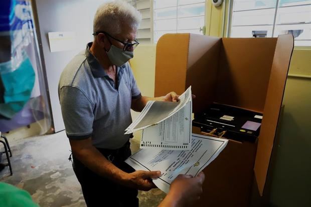 Una persona vota hoy en San Juan, Puerto Rico.