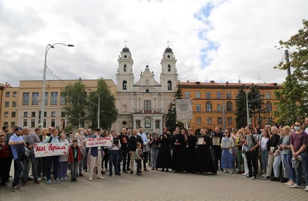 Varias personas se concentran este miércoles frente a la iglesia católica de Minsk (Catedral de la Santa Virgen María de Minsk). 