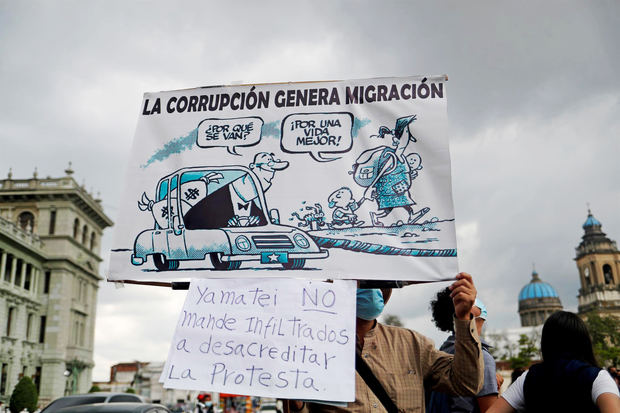 Decenas de guatemaltecos se manifiestan contra el gobierno de Alejandro Giammattei, presidente de Guatemala, un día antes de que se realice la visita de dos días de la vicepresidenta de EE.UU., Kamala Harris, al país centroamericano.
