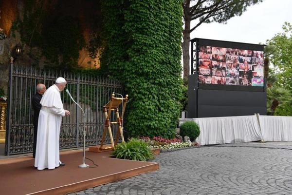 El papa Francisco durante el rezo del Santo Rosario, este sábado en la gruta de Lourdes representada en los Jardines Vaticanos y en conexión por Internet con unos 50 santuarios marianos de todo el mundo.