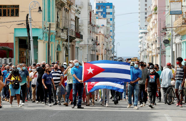 Fotografía de archivo fechada el 11 de julio de 2021. Un grupo de personas responden a manifestantes frente al capitolio de Cuba en La Habana, en una fotografía de archivo.
