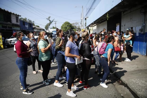 Mujeres esperan recibir información sobre familiares detenidos durante el Estado de Excepción hoy, en San Salvador, El Salvador.