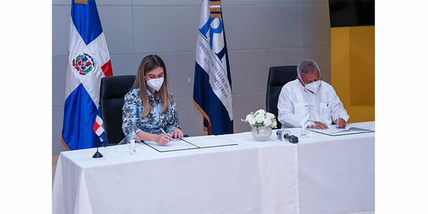 Marianna Vargas Gurilieva y Nelson Marte durante la firma del acuerdo.