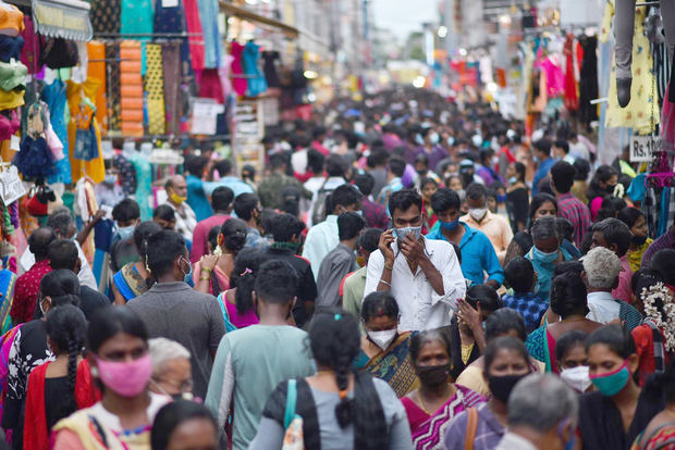 La gente compra en la concurrida calle Ranganathan en el Día Mundial de la Población, en Chennai, India. 