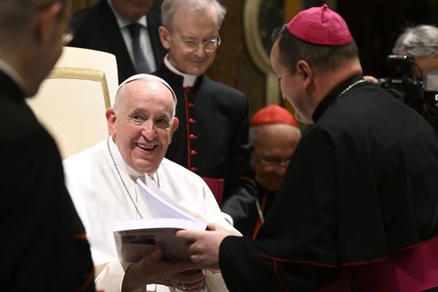 El papa Francisco (C) se reúne este jueves con los nuevos obispos que participan en un curso de formación en Ciudad del Vaticano.
