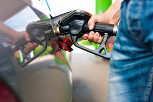 Alzas y bajas en precios de combustibles