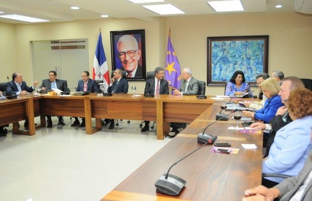 La reunión que tenía pautada para esta noche el Comité Político del Partido de la Liberación Dominicana (PLD) fue aplazada para una nueva fecha que no fue dada a conocer.
