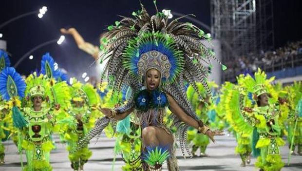 Comparsa en años anteriores del Carnaval de Rio de Janeiro, Brasil.