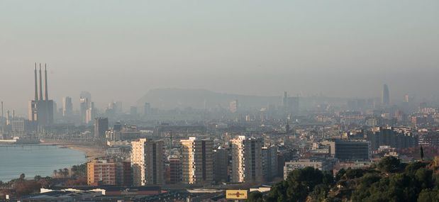 Imagen de Barcelona con una nube de contaminación.