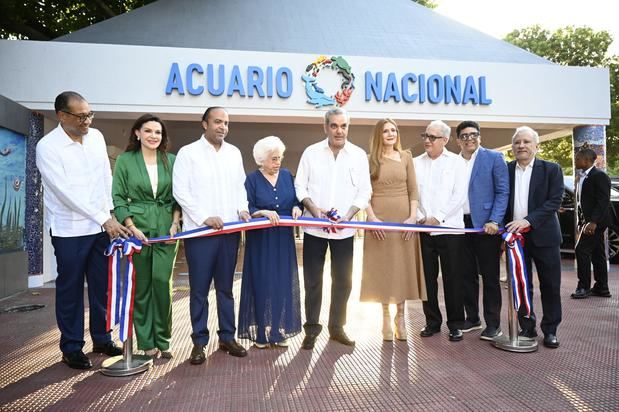 El presidente de la república Luis Abinader encabeza el corte de cinta tras
dejar remozado el Acuario Nacional en compañía de Samuel Pereyra.