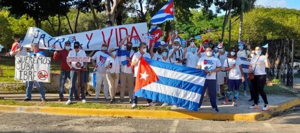 Cubanos protestan en Santo Domingo contra la presunta dictadura en su país.