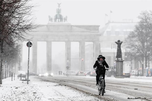 Fuertes nevadas y temperaturas gélidas colapsan el tráfico en media Alemania.
