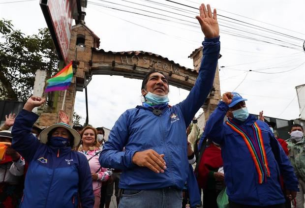El candidato indígena ecuatoriano Yaku Pérez saluda a simpatizantes durante una movilización que se dirige hacia Quito, en Riobamba, Ecuador.