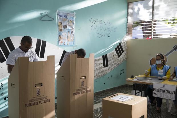 Ciudadanos dominicanos votan en unas elecciones, en una fotografía de archivo.