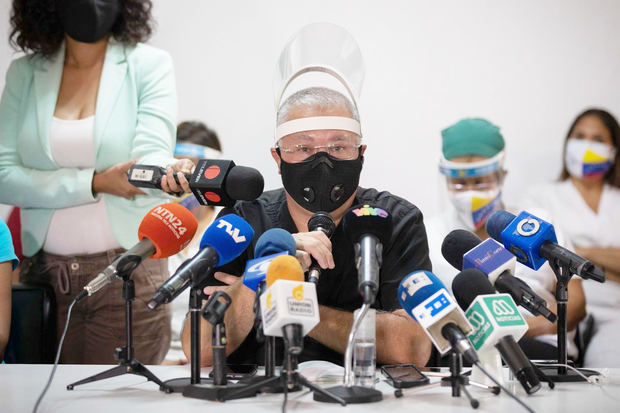 El director de Médicos Unidos de Venezuela (MUV), Jorge Lorenzo, habla el 21 de junio de 2021 durante una rueda de prensa en Caracas, Venezuela.