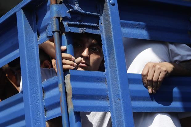 Fotografía de archivo de supuestos pandilleros detenidos durante el Estado de Excepción son trasladados a una cárcel en San Salvador, El Salvador.