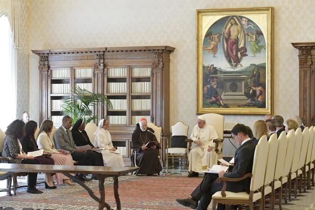 Imagen cedida por el Vaticano de la reunión del papa con la Comisión para la Protección de los Menores.
