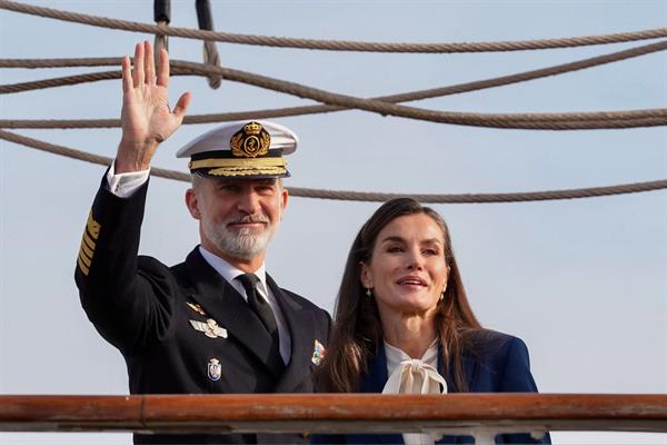 Los reyes Felipe y Letizia saludan al público mientras despiden en Cádiz a bordo del buque escuela de la Armada española Juan Sebastián de Elcano a la princesa de Asturias, Leonor, que parte este sábado en esta embarcación para iniciar la travesía del 97 crucero de instrucción. 