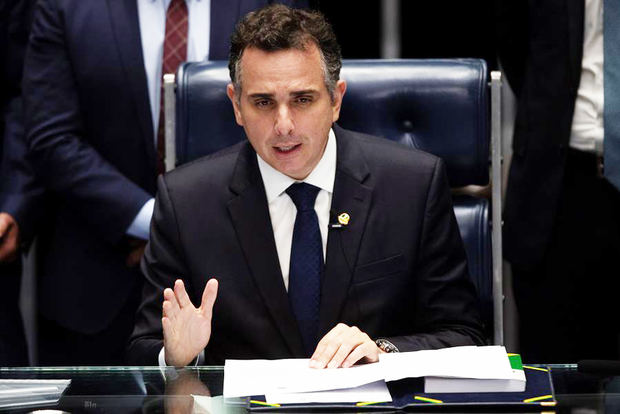 El senador Rodrigo Pacheco (DEM-MG) habla tras ser elegido presidente del Senado ayer lunes en Brasilia. 
