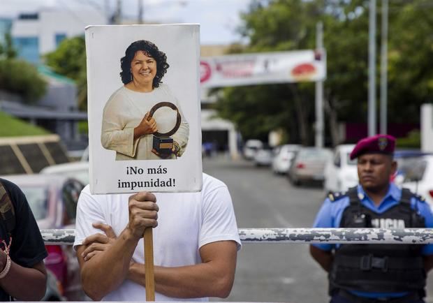 Un hombre sostiene una pancarta con una fotografía de la líder indígena Berta Cáceres, en una fotografía de archivo.