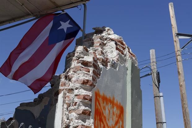 Vista de este jueves de la pared de una casa derrumbada por el terremoto en el municipio de Guanica, Puerto Rico.