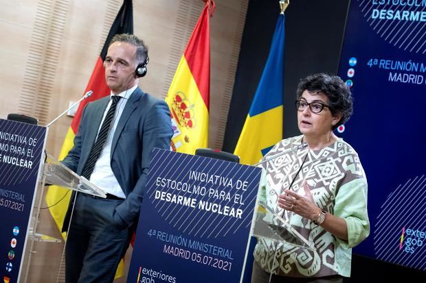 La ministra española de Exteriores, Arancha González Laya, durante una rueda de prensa con sus homólogos de Alemania, Heiko Maas (i) y Suecia, Ann Linde tras la cuarta Reunión Ministerial de la Iniciativa de Estocolmo para el Desarme Nuclear este lunes en el Palacio de Viana.