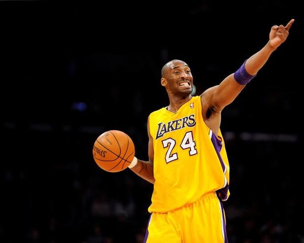 Los Angeles Lakers Kobe Bryant grita instrucciones contra los Houston Rockets en la segunda mitad del juego en su partido de baloncesto de la NBA en Los Ángeles, California, Estados Unidos, 3 de enero de 2012.