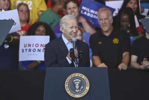 El presidente de Estados Unidos, Joe Biden, habla durante un acto por el Día del Trabajo, en Milwaukee, Wisconsin (EE.UU.), este 5 de septiembre de 2022.
