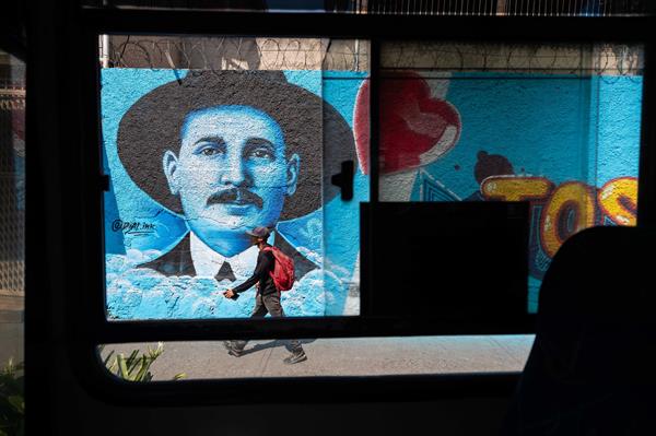 
Un hombre camina frente a un mural del beato José Gregorio Hernández este martes, en Caracas (Venezuela). 