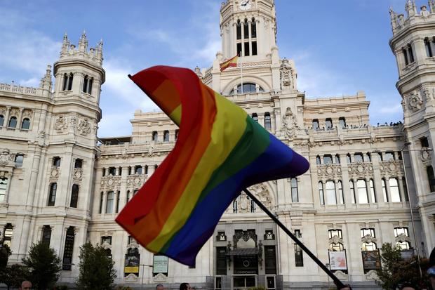 Un momento de la marcha del Orgullo LGTBI a su paso por el Palacio de Cibeles, sede del Ayuntamiento de Madrid, celebrado este sábado en la capital.
