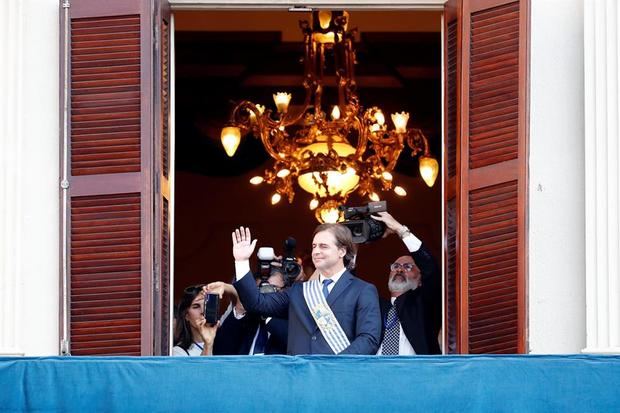 El presidente de Uruguay, Luis Lacalle Pou, saluda a asistentes desde el balcón del Palacio Artigas, antigua sede del ejecutivo, este domingo durante las actividades de investidura en Montevideo (Uruguay). Lacalle Pou juró el cargo ante la Asamblea General para el período 2020-2025.
