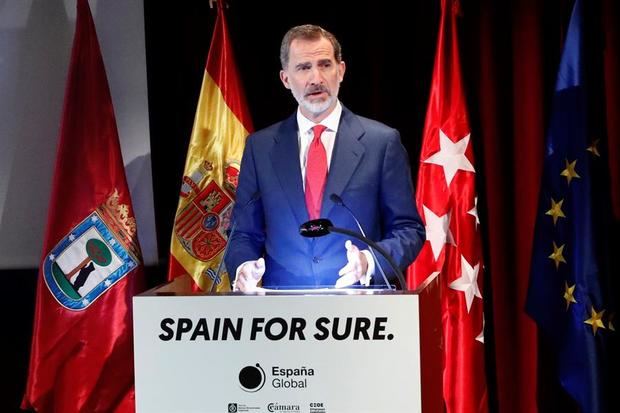 El rey Felipe VI presidió  este jueves el acto de presentación de la campaña 'Spain for sure' ('España seguro', en inglés), con la que el Gobierno pretende atraer a los turistas extranjeros y transmitir un mensaje de confianza una vez superado lo peor de la pandemia del coronavirus, en el Museo del Prado de Madrid. 