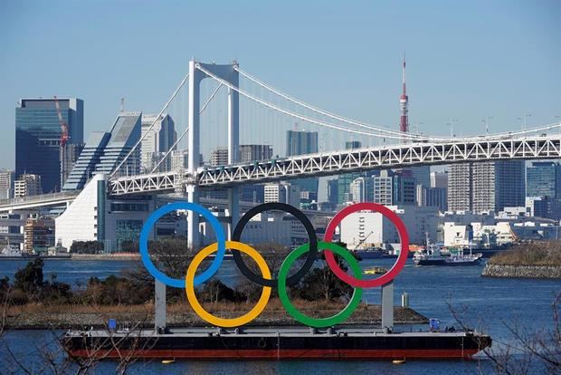 Un monumento gigante de los anillos olímpicos se ve ante el puente Arcoíris en el Parque Marino de Odaiba en Tokio, Japón.