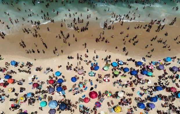 Fotografía aérea que muestra a turistas en la playa de Ipanema hoy, en Río de Janeiro, Brasil.