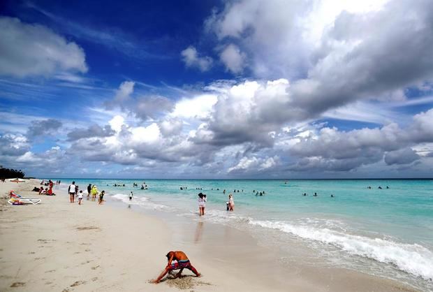 Turistas disfrutan de la playa, el 19 de julio del 2020, en Varadero, Cuba.
