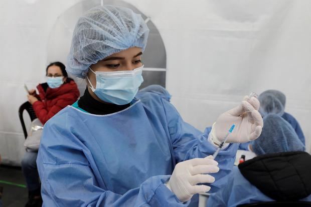 Una enfermera prepara una dosis de la vacuna contra la covid-19 durante una jornada de vacunación en el Mallplaza, uno de los centros comerciales habilitados como punto de vacunación masiva, en Bogotá, Colombia.