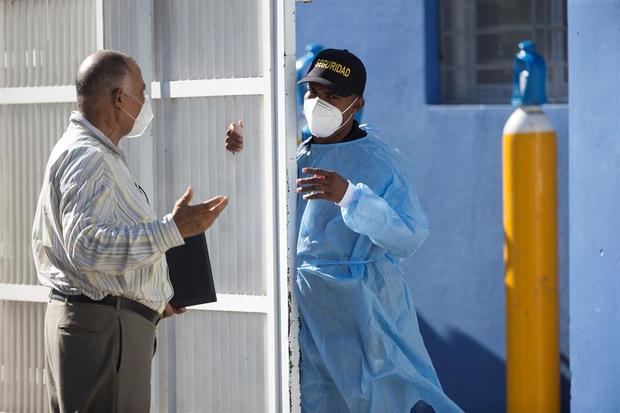 Un hombre pregunta a personal médico sobre la situación de un paciente internado por covid-19, en el hospital Moscoso Puello de Santo Domingo, República Dominicana.