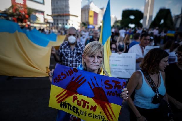 Cientos de personas se manifiestan hoy en el obelisco bonaerense contra la invasión rusa de Ucrania y a favor de la paz, en Buenos Aires, Argentina.