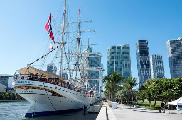 El barco noruego Statsraad Lehmkuhl llega al puerto de Miami en Miami, Florida, Estados Unidos.