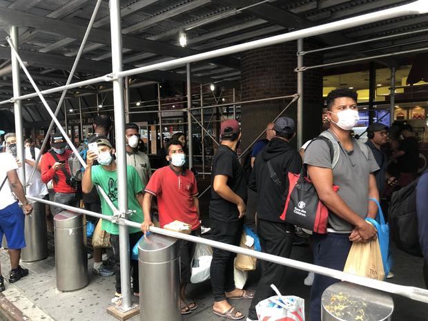 Inmigrantes venezolanos hacen fila a la espera de ser trasladados a refugios proveídos por el estado, el 10 de agosto de 2022, en Nueva York, Estados Unidos.
