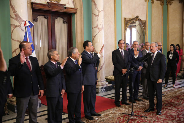 Danilo Medina juramenta a nuevos miembros de su gabinete. 