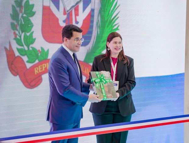 David Collado Ministro de Turismo de República Dominicana recibe el libro sobre el Pico Duarte de Carla González CCN.