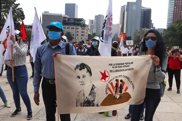 Organizaciones sociales protestan contra la gestión del presidente Andrés López Obrador este martes en Ciudad de México, México.